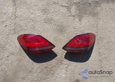 2019 Mercedes-Benz C 300 z USA, uszkodzony, nr VIN 55SWF8DB2KU320345